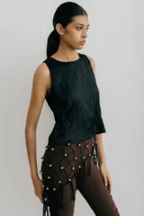 Pañuelo de crochet color negro con cuentas plateadas y flecos.