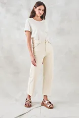 Remera blanca de algodón peinado con corte recto y mangas cortas.