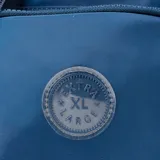 Bandolera chica azul de poliéster con correa regulable, acceso con cierre, dos bolsillos externos con cierre, un bolsillo interno con cierre y otro abierto. Interior forrado en tela de algodón y poliéster con un compartimento.
