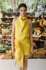 Top amarillo de lino con corte halter y espalda media baja.