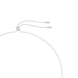 Colgante con cadena plateada y dije de media luna adornada con cristales blancos.