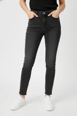 Pantalón de jean color gris oscuro, tiro medio, corte ajustado (skinny) con cinco bolsillos y cierre frontal.