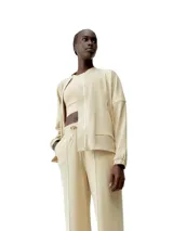 Campera negra de manga murciélago con cierre frontal y bolsillos laterales.