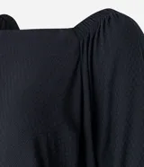 Blusa de mangas 3/4 con elásticos y lazos en los puños, confeccionada en viscosa, con escote cuadrado.