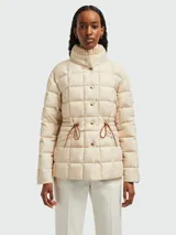 Chaqueta puffer color beige con relleno de plumas, cuello alto, cierre con botones a presión y cintura ajustable con cordón.