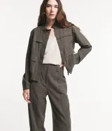 Campera bomber color verde militar, con cierre delantero, bolsillos con solapa y pespuntes contrastantes en color blanco.
