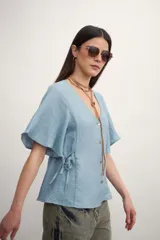 Camisa blanca de mangas cortas con botones.