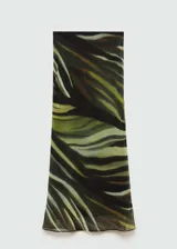 Falda larga de tiro bajo con estampado abstracto en tonos verdes y negros.