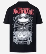 Remera negra de algodón con estampa de Jack Skellington en la espalda y texto en rojo.
