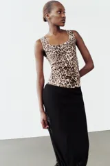 Camiseta de tirantes color beige con escote cuadrado.