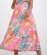 Vestido largo de poliéster con estampado floral multicolor, escote recto, tiras finas, espalda abierta y falda con volantes.