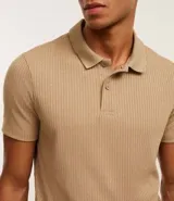 Camisa marrón de corte slim, con cuello polo, cierre de botones y textura acanalada.