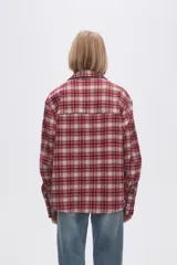 Camisa a cuadros marrón y beige de manga larga con cuello clásico y bolsillo en el pecho.