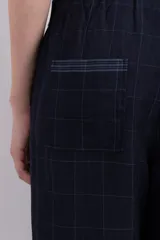 Pantalón de corte recto con cintura elástica, patrón de cuadros finos a contra tono y largo hasta el tobillo.