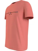 Remera color salmón de algodón con cuello redondo y logo de Tommy Hilfiger bordado en el pecho.