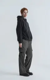 Pantalón cargo de pana color gris, de calce regular con seis bolsillos. Presenta cintura elástica y bolsillos laterales con solapa.