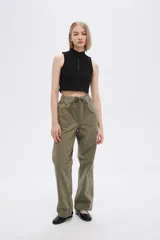Pantalón de algodón color beige, de corte recto y tiro medio, con bolsillos laterales y cintura con cordón ajustable.