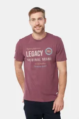 Remera de manga corta color borgoña con cuello redondo y estampado frontal con la leyenda "Legacy Original Brand" en color gris y un círculo con el número "1972" en azul.
