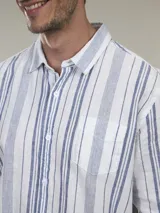 Camisa celeste a cuadros blancos, de manga larga y corte recto.