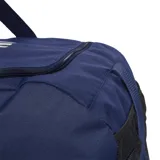 Bolso de deporte Adidas Tiro League, color azul marino con base negra y logo blanco. Cuenta con doble asa de mano, correa de hombro ajustable, compartimento principal con cierre en forma de U, bolsillo lateral de malla y compartimento inferior rígido.