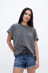 Musculosa gris con estampado en el pecho y corte en la espalda.