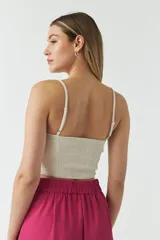 Top rústico color crudo con frunces en el frente y tirantes finos.