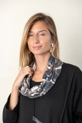 Buzo largo negro de punto con aplique de estampado y dos bolsillos. Incluye cuello estampado.