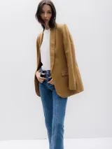Blazer color marrón claro, con solapas y bolsillos con solapa.