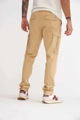 Pantalón cargo azul marino de corte recto con múltiples bolsillos y cierre de botón y cremallera.