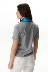 Remera blanca de algodón con cuello redondo y estampado de patrones de costura en el frente.