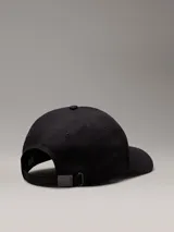 Gorra de béisbol negra con logo Calvin Klein bordado en el frente.