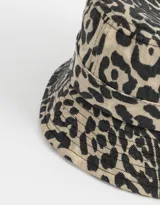 Piluso de denim con estampado animal print en tonos beige y negro.