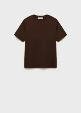 Remera marrón de corte recto, manga corta y cuello redondo.