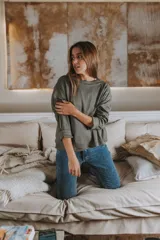 Remera de manga larga color azul marino, con escote en V y calce holgado.