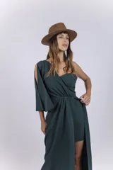 Vestido asimétrico en mikado elastizado, con falda corta y larga, y top con manga abierta.