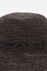 Gorro tipo bucket de rafia color marrón oscuro con cinta de ajuste.