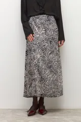 Falda midi de tiro alto con estampado animal print de cebra en blanco y negro, con fruncido elástico en la cintura.