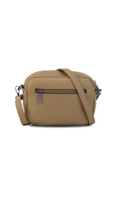 Bandolera color beige con doble bolsillo principal, un bolsillo frontal y trasero. Incluye correa ajustable para mayor comodidad.