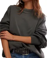 Suéter de algodón color gris oscuro, con cuello mock (cuello alto corto) y calce oversized. Presenta mangas largas con puños ajustados y ruedo acanalado.