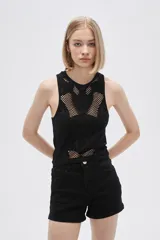 Musculosa negra calada sin mangas, ajustada al cuerpo y con cuello a la base.