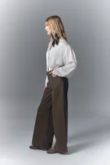 Pantalón jean marrón de corte oxford, tiro alto y denim rígido.