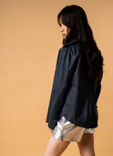 Camisa fucsia de cuero fino, de corte levemente entallado.