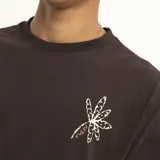 Remera manga corta color marrón con estampado de una flor dorada en el pecho.