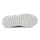 Championes New Balance modelo CT302, color blanco con detalles en borgoña.