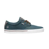 Zapatillas de lona en color verde, con detalles en beige y suela blanca.