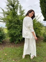 Remerón oversize con tajos a los costados, confeccionado en algodón color blanco.