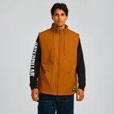 Chaleco marrón con cierre frontal, cuello alto y forro de poliéster tipo sherpa. Cuenta con un bolsillo con cierre en el pecho, dos bolsillos tipo canguro con remaches y dos bolsillos interiores.