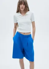 Short azul eléctrico de lyocell y lino con diseño wideleg, trabillas, cierre delantero de botón, gancho y cremallera, detalle de pinzas y tiro alto.