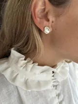 Aros tipo botón de plata 925 con textura irregular.