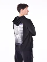 Buzo hoodie gris con bolsillo canguro y capucha con cordones ajustables. Diseño holgado con puños y cintura acanalados.